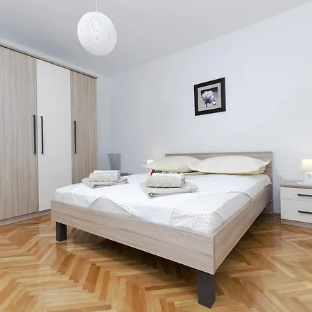Apartman Ana アパート *